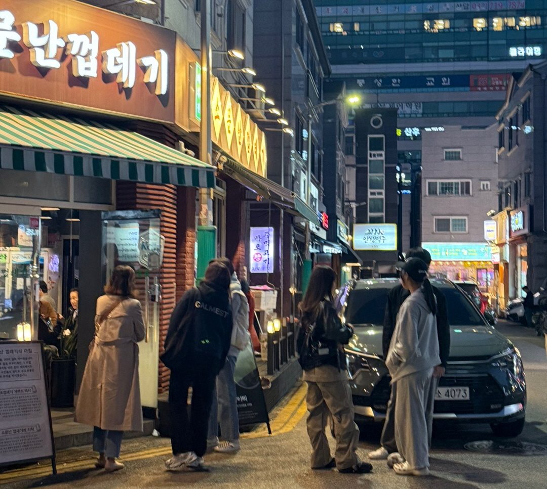 밤거리에서 바라본 매장 외관